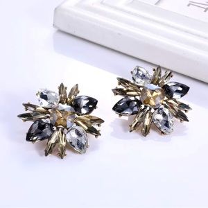 Black flowers rhinestones earrings.